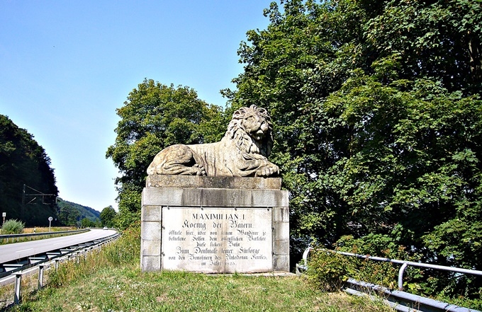 D-1141 Passau < Löwendenkmal