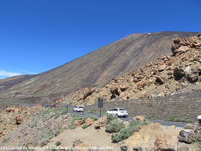 LAS CANADAS > Mirador El Tabonal Negro > Blick zum Pico del Teide mit Seilbahn