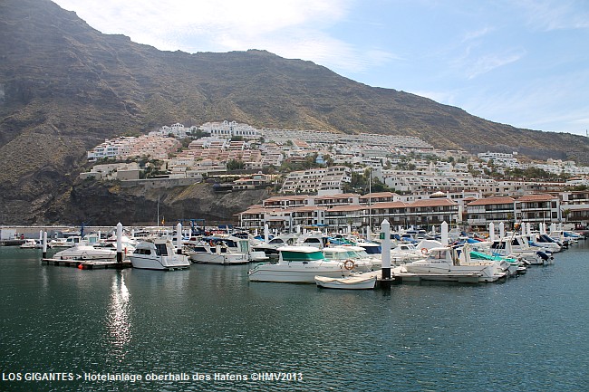 LOS GIGANTES > Hafenausblick zur Hotelanlage Royal Sun