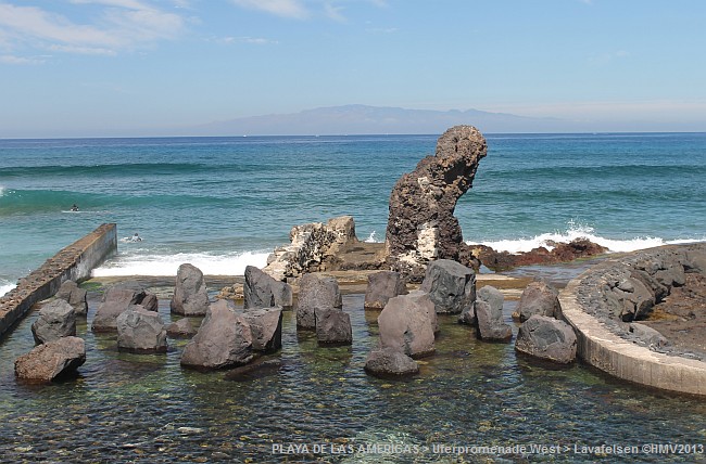 PLAYA DE LAS AMERICAS > Uferpromenade West > Blick auf La Gomera mit Lavafelsen