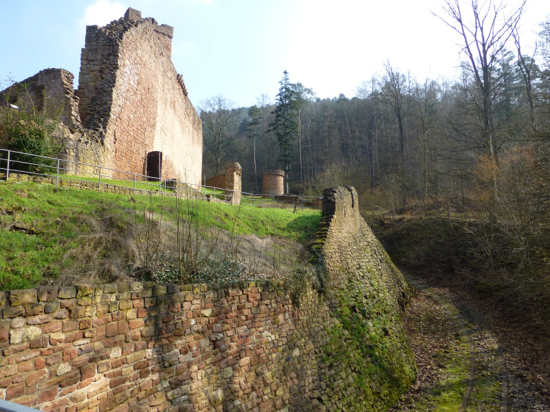 D:BW>Freudenburg>Burgtor1>Blick in den östlichen Halsgraben