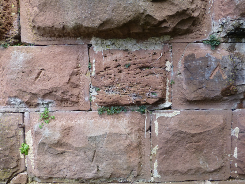 D:BW>Freudenburg>Bergfried>Steinmetzzeichen