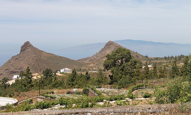 TF-51 kurz vor Arona von Vilaflor kommend > Blick zum Roque de los Brezos und La Gomera