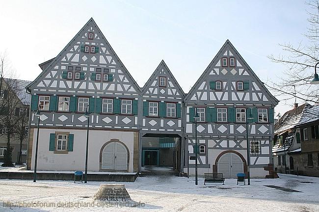 DITZINGEN > Drei-Giebel-Haus oder ehem. Hofanlage