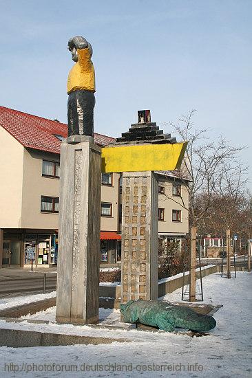 DITZINGEN > Brunnen - Weltenfahrer