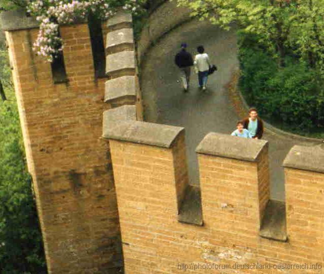 BISINGEN-ZIMMERN > Burg Hohenzollern bei Hechingen