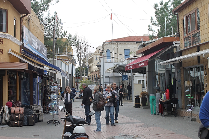 LEFKOŞA (Nicosia) > Blick zum Checkpoint der geteilten Hauptstadt