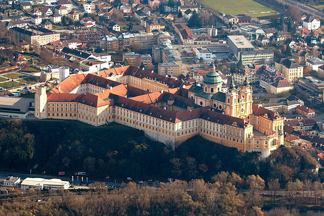 „Melk Abbey aerial view 001“ von User:MatthiasKabel - Eigenes Werk. Lizenziert unter CC BY-SA 3.0 über Wikimedia Commons -