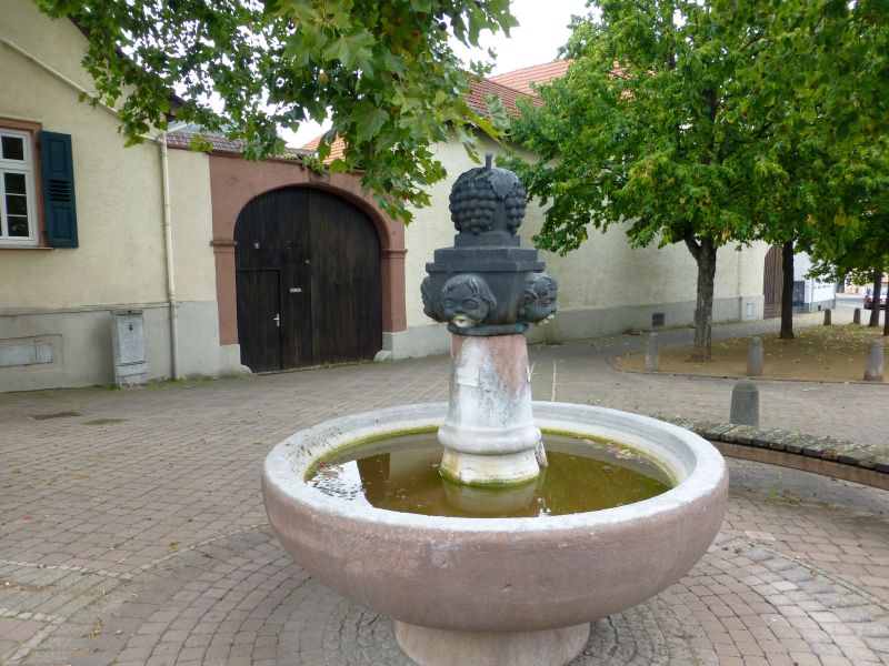 D:Groß-Umstadt>Weinbrunnen