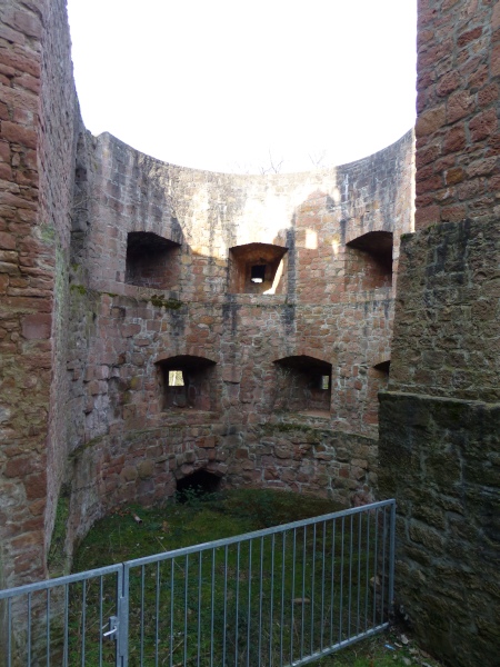 D:Hessen>Burg Breuberg>Burggraben>roter Turm