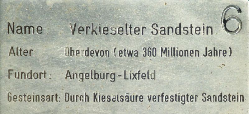 D:Hessen>Büdingen>Altstadtparkplatz>verkieselter Sandstein>Schild