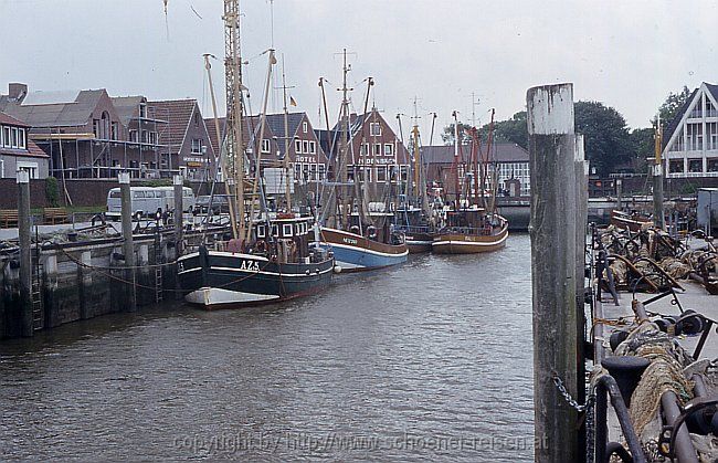 NEUHARLINGERSIEL > Fischereihafen