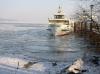 CHIEMSEE > Winter > Fraueninsel > Nordsteg >  Fährschiff Rudolf beim Eisbrechen