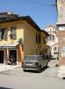 SHKODRA > Gasse mit neuer Kirche