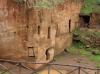 POPULONIA > etruskische Grabhöhlen in einer Wand