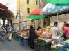PISA > Via Domenico Cavalca > Marktstand