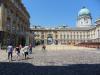 H:Budapest>Burg>Innenhof>Löwentor und Kuppelbau H:Budapest>Burg>Innenhof>Löwentor und Kuppelbau
