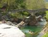 Tessin > Verzascatal > Brücke mit Kanuten