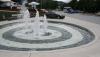 STUTTGART > Das Mercedes Benz Museum > Vorplatz mit Brunnen