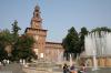 MILANO > Castello Sforzesco > Piazza Castello mit Brunnen und Uhrturm Torre del Filarete