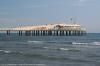 LIDO DI CAMAIORE > Steg am Sandstrand