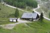 A10 > TAUERNALM > Hütte und kanalisierter Gebirgsbach bei der Rastanlage