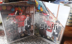 Narrreneltern mit Polizist