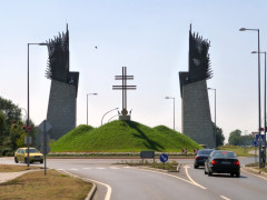 Szerencs>Kreisverkehr mit dem Tor zu den Bergen