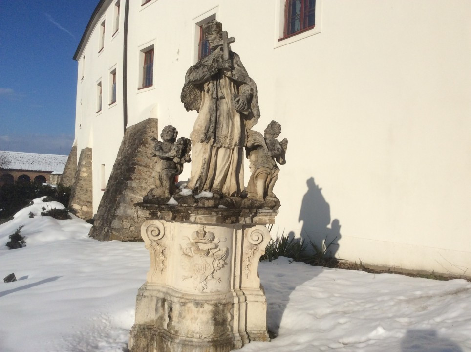 Zwei bekannte Nepomuks