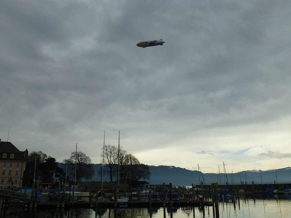 Lindau>Zeppelin über dem Hafen