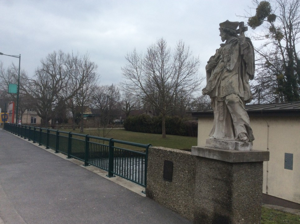 Bruck an der Leitha < Nepomuk
