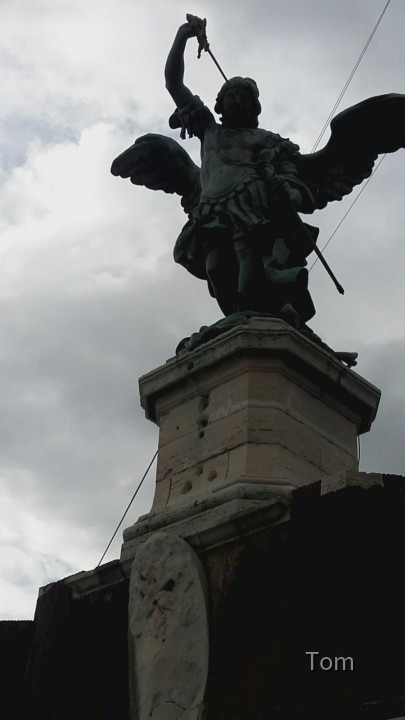 Erzengel Michael in Bronze auf der Engels Terasse