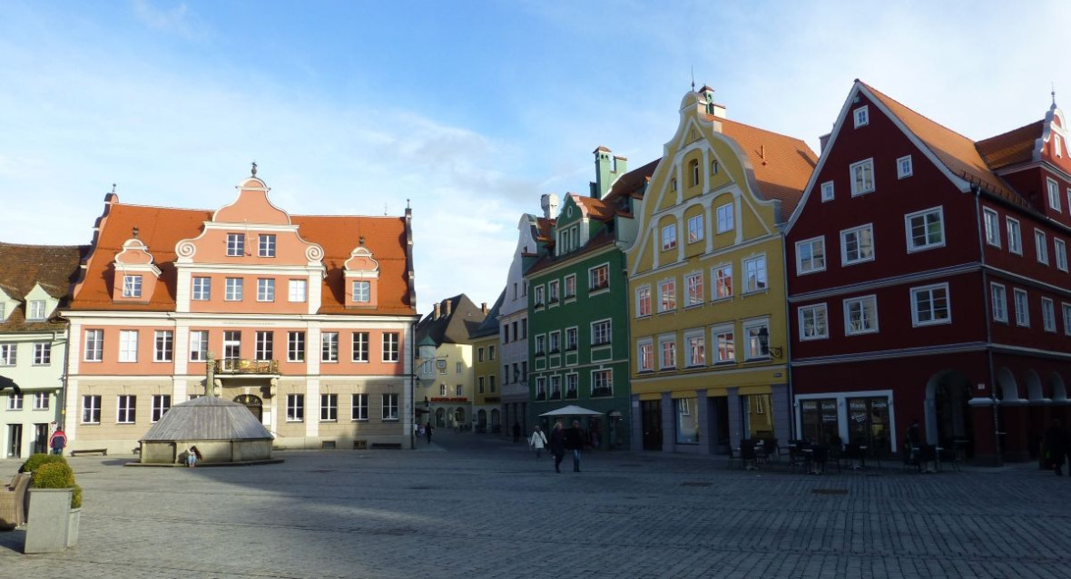 Memmingen>Marktplatz mit Großzunft und Marktbrunnen