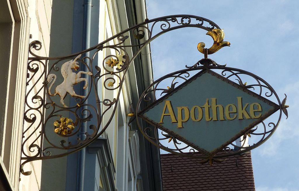 Memmingen>Einhornapotheke>Nasenschild