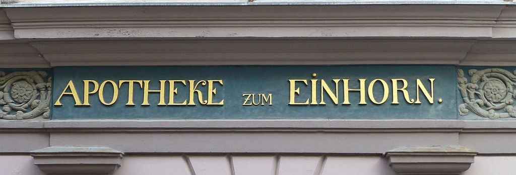 Memmingen>Einhornapotheke>Rankenfries mit Name