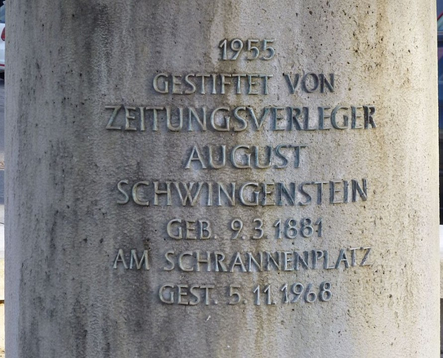 Memmingen>Schrannenplatz>Fischerbrunnen>Gravur