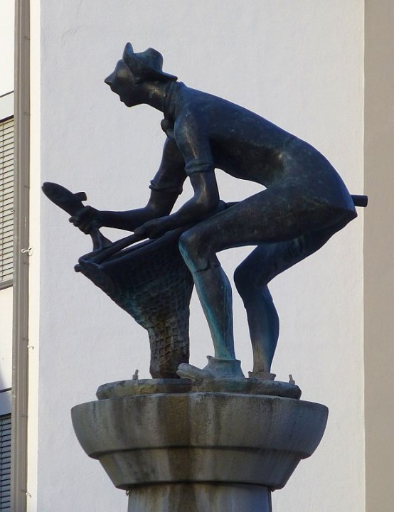 Memmingen>Schrannenplatz>Fischerbrunnen>Fischer mit Bär