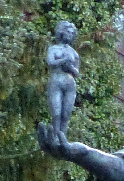 Memmingen>Fuggergarten>Reiterstandbild Welf VI.>Welfs Hand