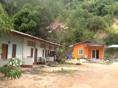 Links Reihenhäuser rechts ein Einfamilienhaus