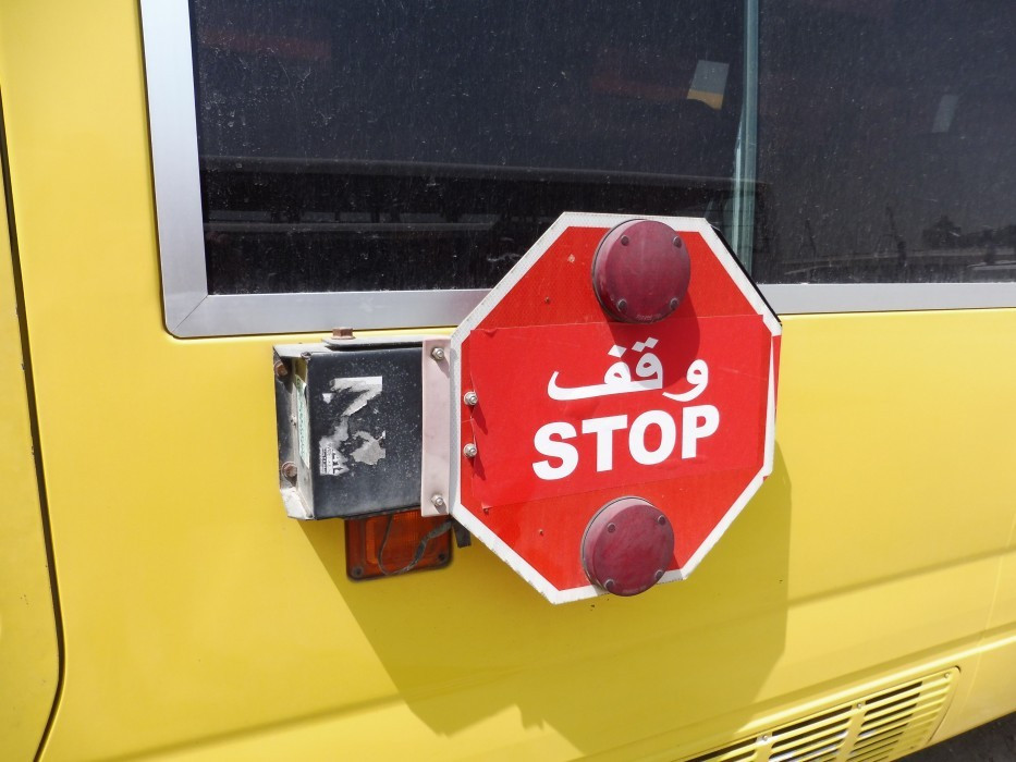 Dubai Schulbus Stopp Schild