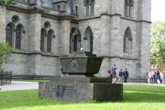 Vor dem Nidarosdom Trondheim 