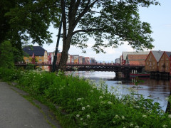 Holzbrücke Gamle Bybru über dem Fluss Nidelva, Trondheim