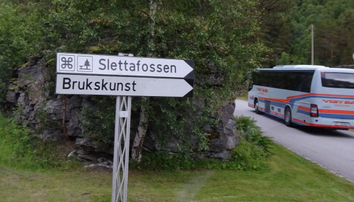 Ausflug Andalsnes, Slettafossen Schild