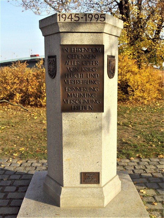 27 Torgau Denkmal 2
