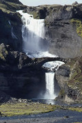 Westen:  Küste,  Wasserfall Ofaerufoss vor Einsturz der Brücke