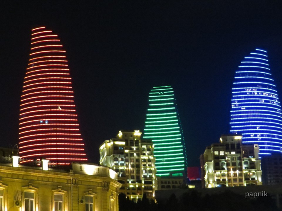 Flame Towers in Landesfarben