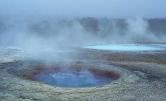 Südwesten:  Strokkur und Geysir