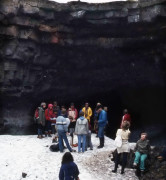 Westen: Eingang zur Lavahöhle Surtshellir
