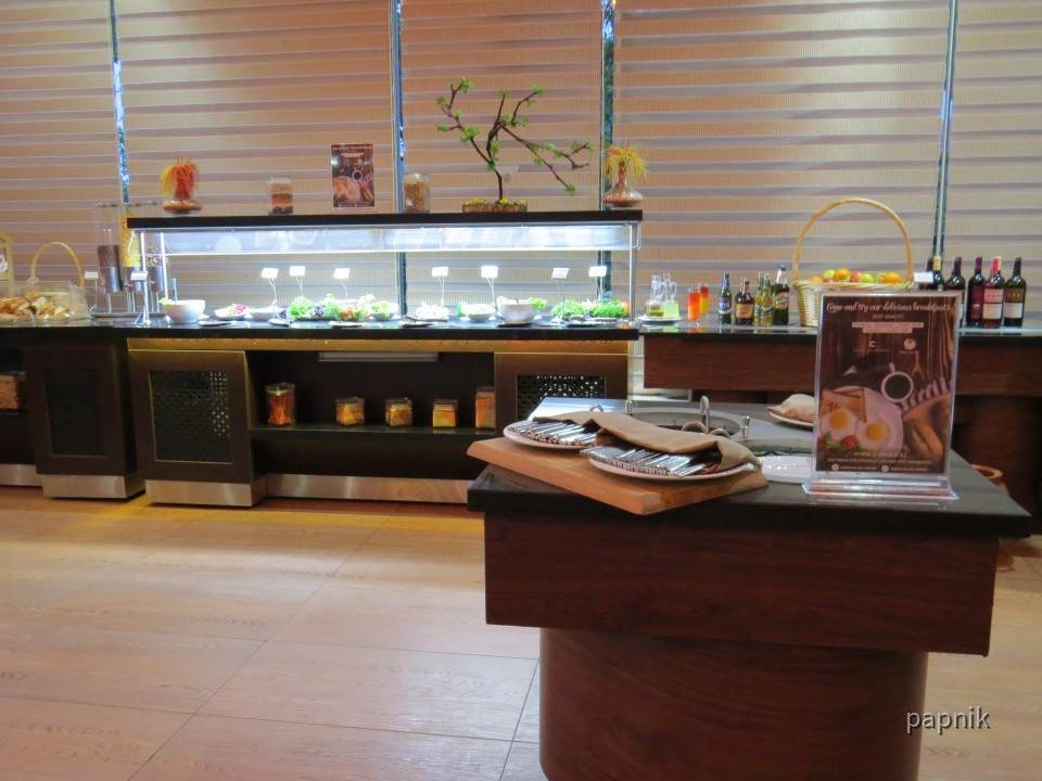 Modernes Restaurant mit Buffet