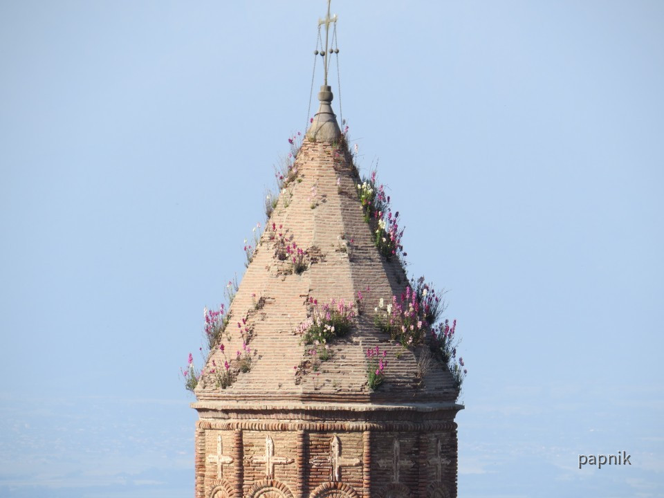 Blumenbewachsener Kirchturm